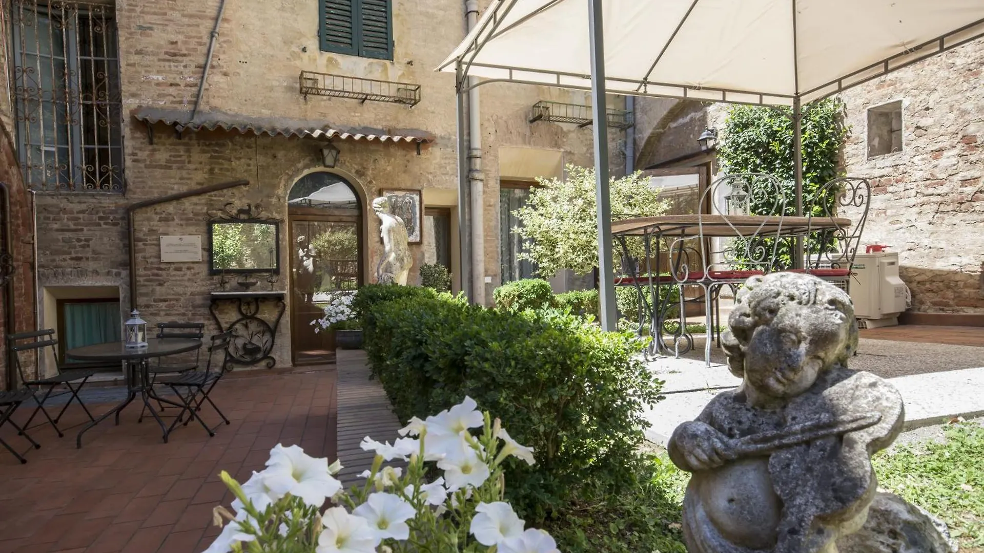 Piazza Paradiso Accommodation Siena 2*,  Italy