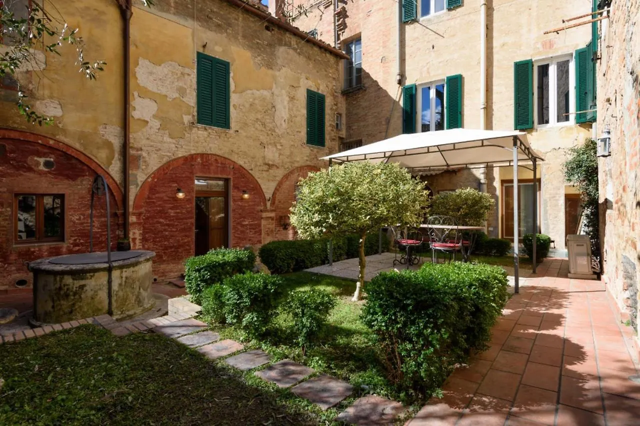 Piazza Paradiso Accommodation Сиена 2*,